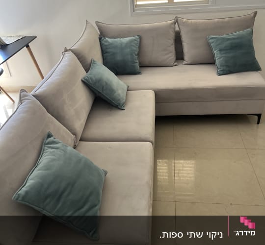ספה עם כריות כחולות בחדר מואר